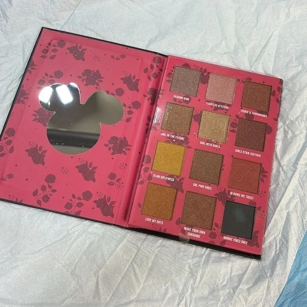 Disney Minnie Mouse 12  eyeshadow Palette with built in mirror
